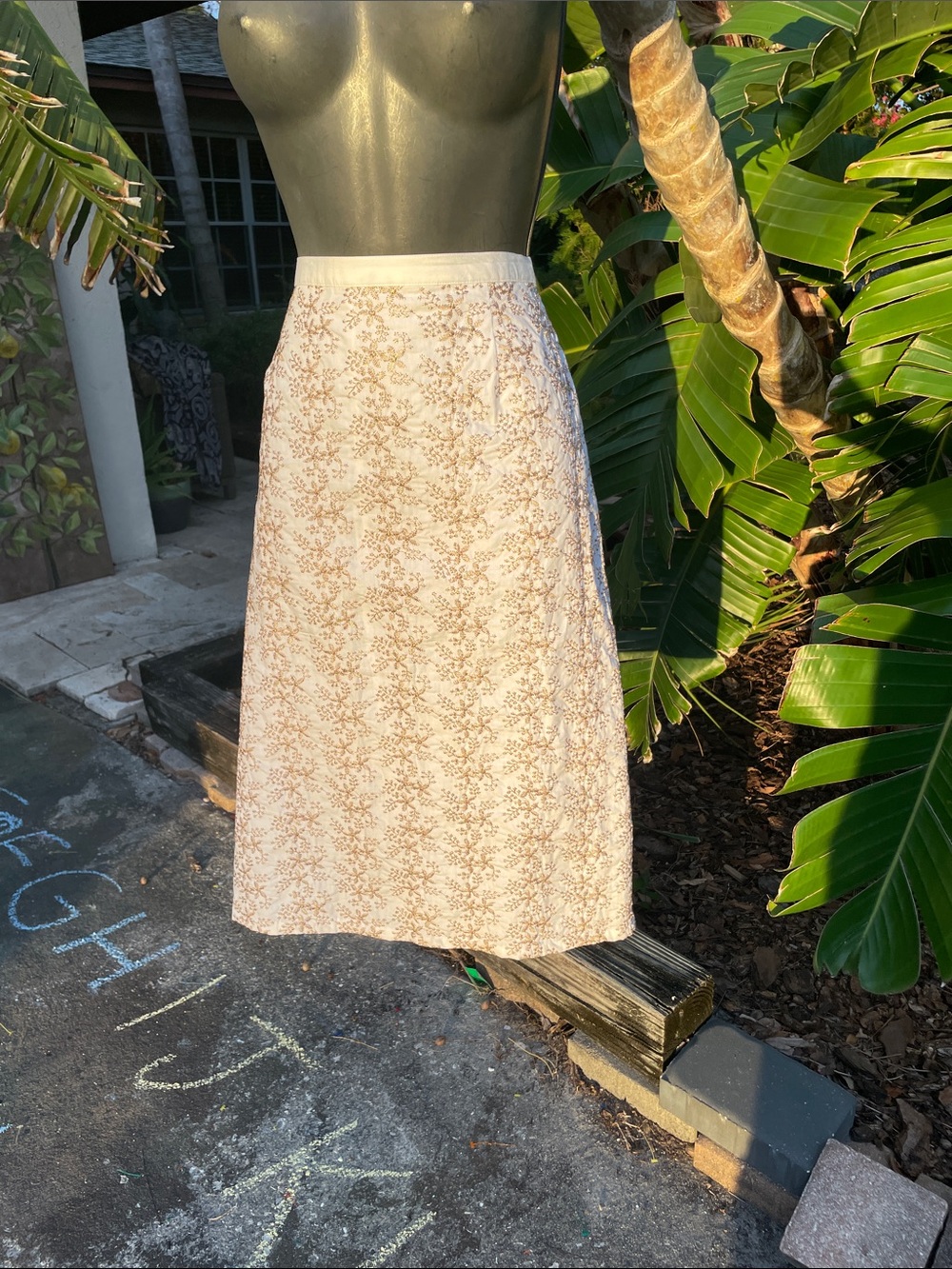 White pencil skirt with gold embroidery